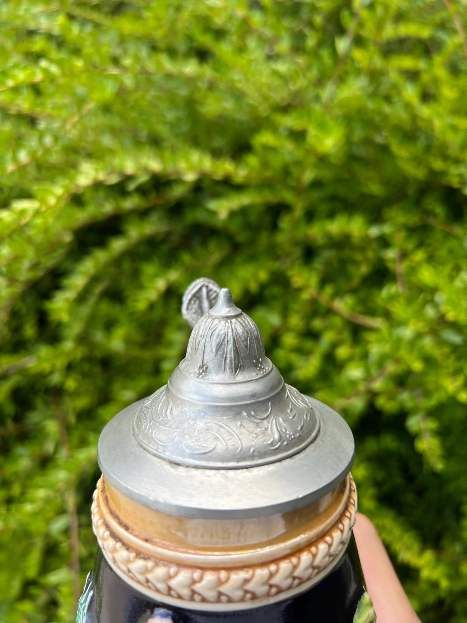🍺 Vintage bierpul van keramiek met tinnen deksel met reliëfdecoratie 17 cm – photo 4